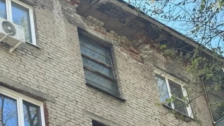 Пятиэтажка разрушается в Барнауле.