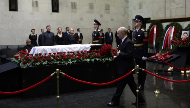 Путин на прощании с Сергеем Ивановым.