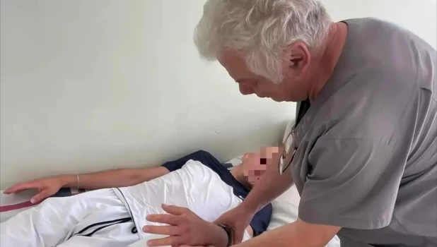 Турист, который хотел погладить змею на Алтае.