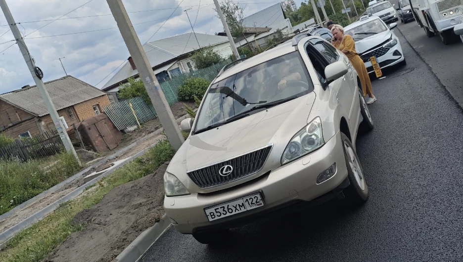 В Новоалтайске столкнулись три автомобиля

