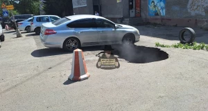 Провал асфальта в Барнауле