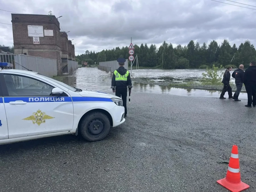 Ливни разрушили мост и затопили дороги.