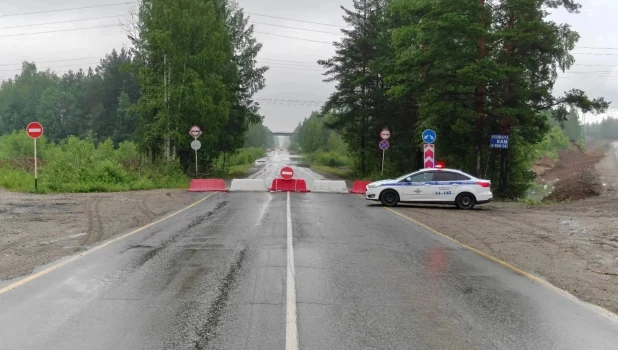 Ливни разрушили мост и затопили дороги.