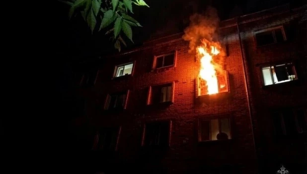 Пожар, пожар из окна многоэтажки, возгорание