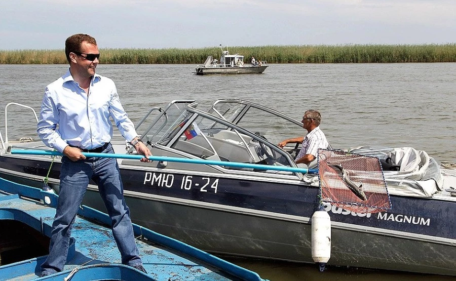 Выпуск молодых осетров в Волгу.