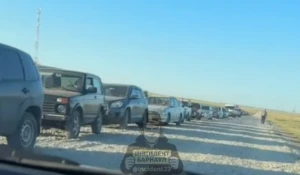 Очередь на заправку в Краснощековском районе.