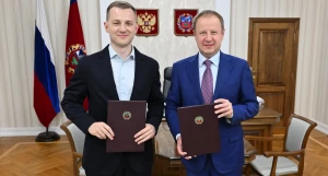 Губернатор Алтайского края Виктор Томенко и председатель Комитета Государственной Думы по молодежной политике, руководитель экосистемы Добро.рф Артем Метелев