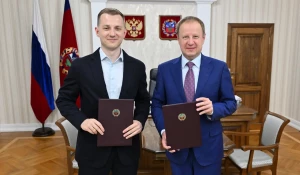 Губернатор Алтайского края Виктор Томенко и председатель Комитета Государственной Думы по молодежной политике, руководитель экосистемы Добро.рф Артем Метелев