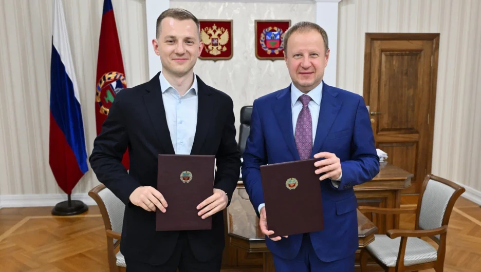 Губернатор Алтайского края Виктор Томенко и председатель Комитета Государственной Думы по молодежной политике, руководитель экосистемы Добро.рф Артем Метелев