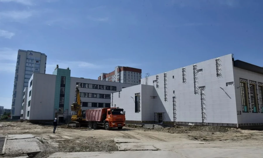 Губернатор посетил Индустриальный район Барнаула, чтобы на месте оценить  строительства новой школы в квартале 2033.