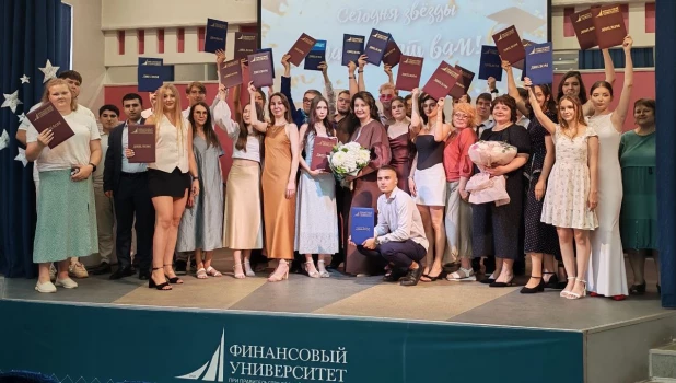 В Финансовом университете на Алтае состоялся выпускной 2026 года.