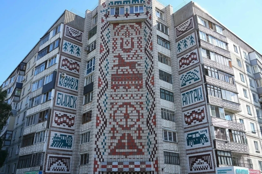 Кирпичный мурал в Бийске.