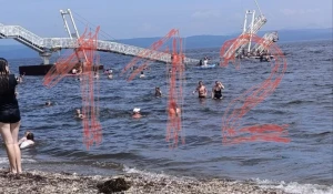 Рухнувший пешеходный мост.