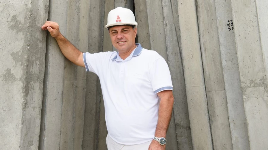 Сергей Иванько на складе готовой продукции.