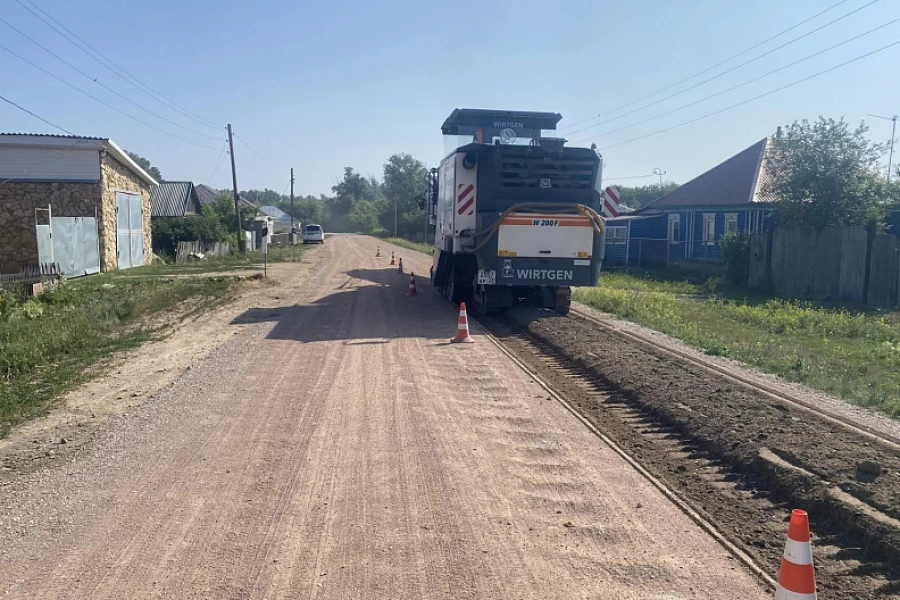 В Алтайском крае при краевой поддержке продолжается ремонт местных дорог.