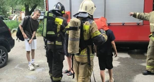 Пожарные выводят жильцов из дома