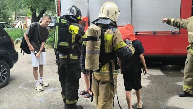 Пожарные выводят жильцов из дома