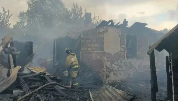 При пожаре в частном доме в Бийске погибли мужчина и женщина