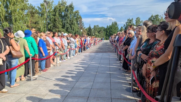 Красную дорожку не постелили