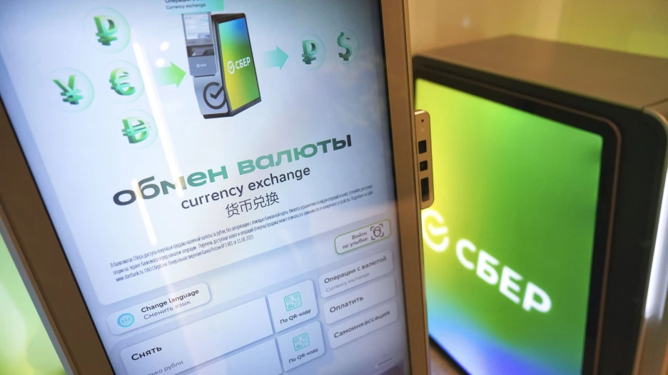 Сбер запустил обмен валюты в своих банкоматах по принципу «наличные за наличные».