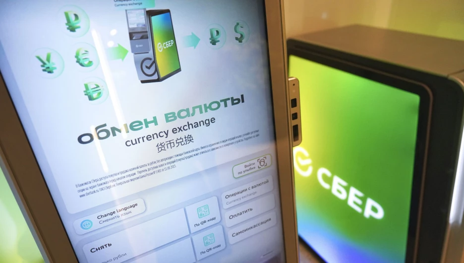 Сбер запустил обмен валюты в своих банкоматах по принципу «наличные за наличные».