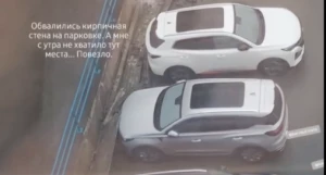 Стена обрушилась на машины.