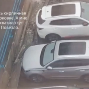 Стена обрушилась на машины.