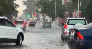 Барнаул на рассвете утонул в лужах и пробках.