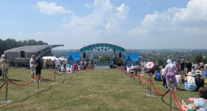 Установка красной дорожки в Сростках