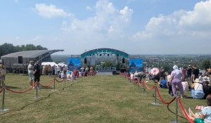 Установка красной дорожки в Сростках