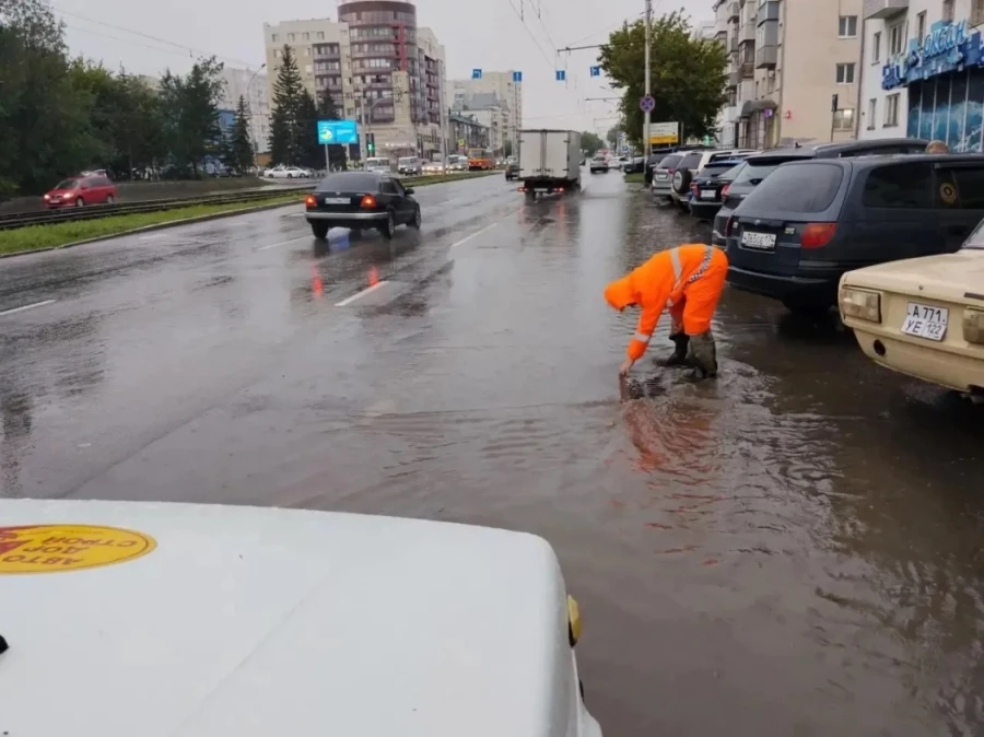 Дорожные работы после ливня.