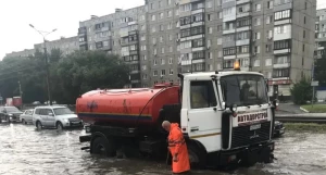 Дорожные работы после ливня.