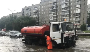 Дорожные работы после ливня.