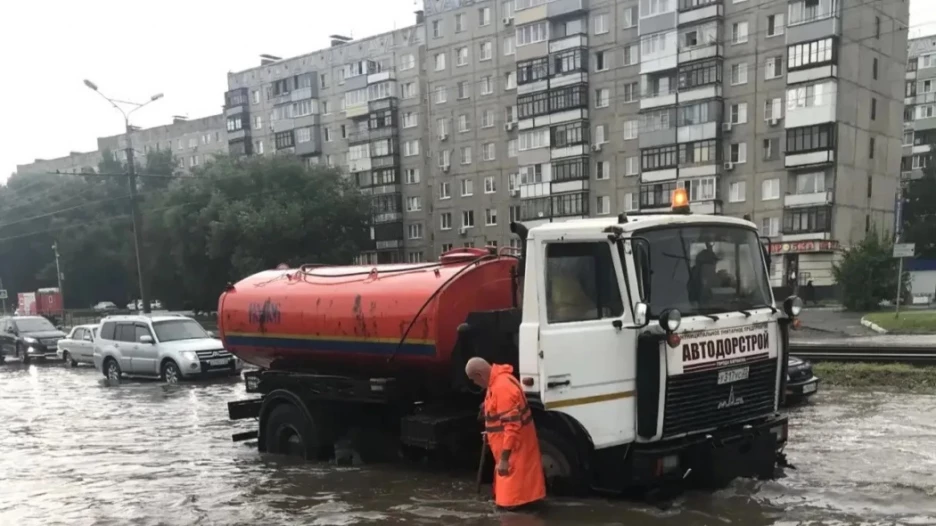 Дорожные работы после ливня.