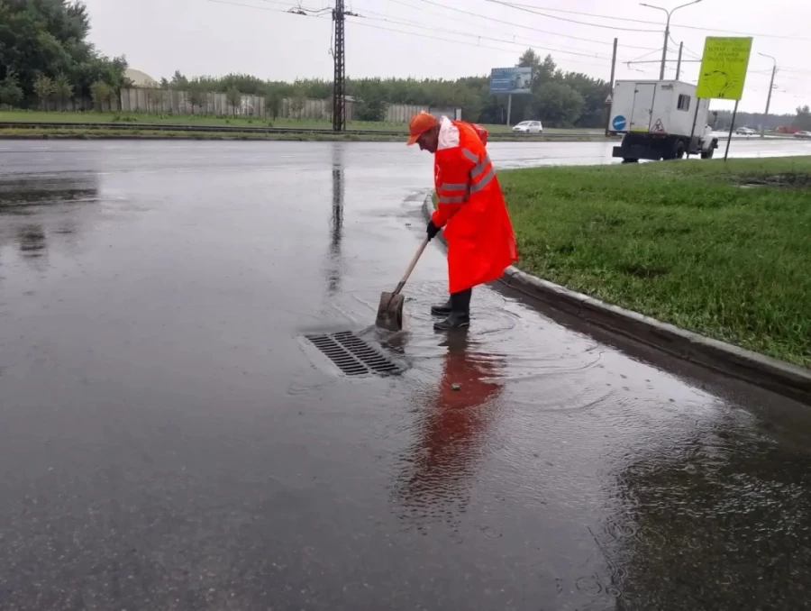 Дорожные работы после ливня.