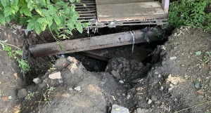 В Барнауле размыло грунт у моста через Пивоварку