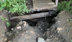 В Барнауле размыло грунт у моста через Пивоварку