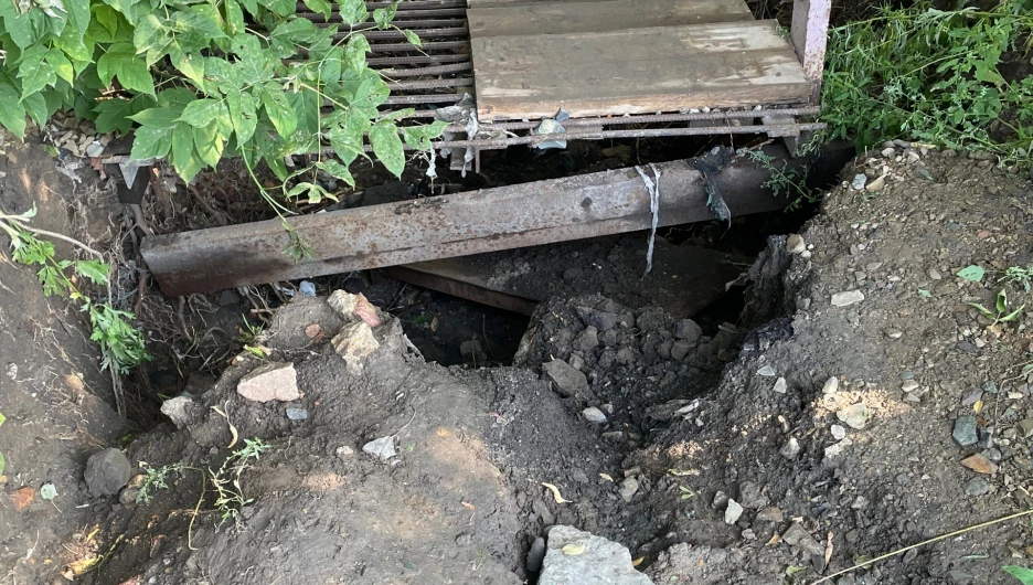 В Барнауле размыло грунт у моста через Пивоварку