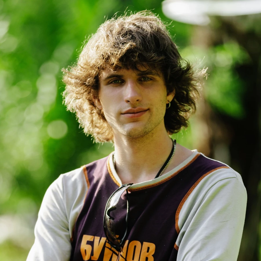 Александр Буйнов, 20 лет. Внук певца Александра Буйнова. С раннего детства ему прочили музыкальное будущее, но парню больше нравился спорт — он занимался капоэйрой и самбо. После учёбы в кадетском корпусе Буйнов-младший решил попробовать себя в качестве дизайнера и развивает свой бренд одежды.