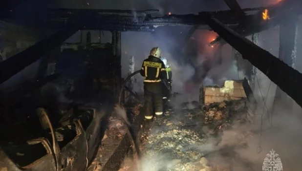 В Алтайском крае сгорел склад с зерном