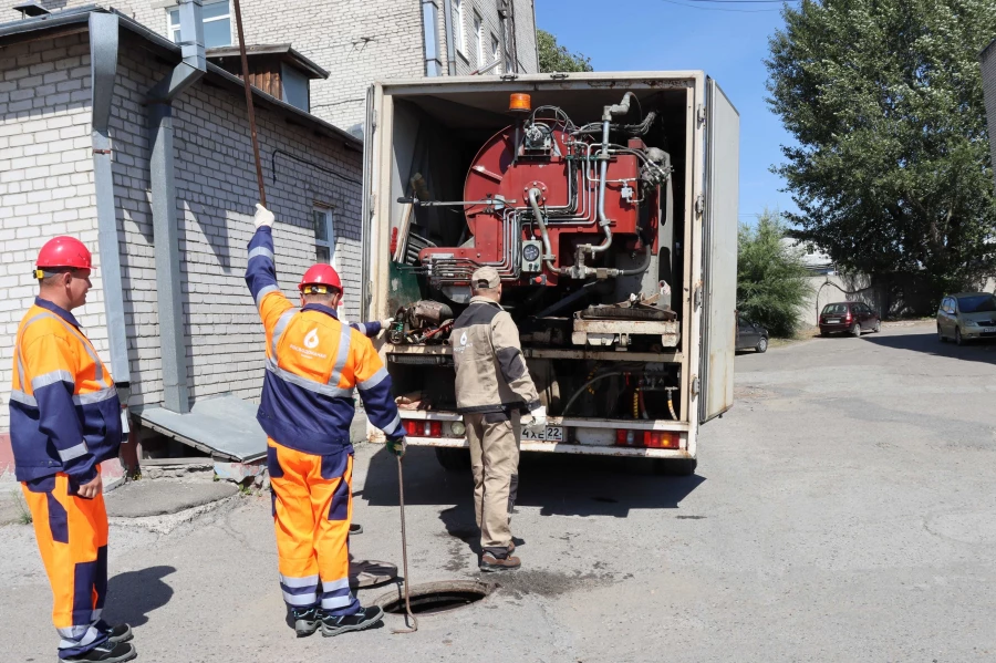 С начала 2026 года специалисты городской службы водоотведения зафиксировали и устранили более 3600 засоров на сетях канализации.