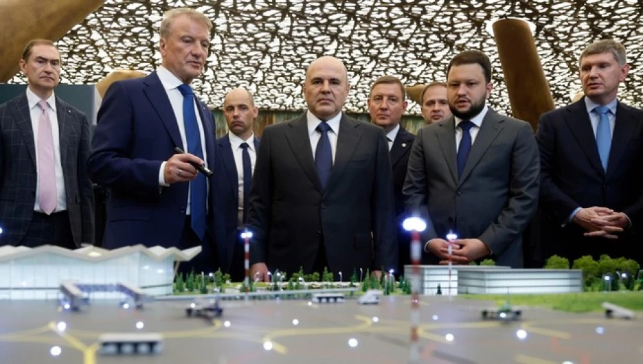 Перед началом совещания по развитию туризма.