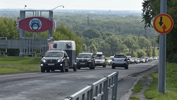 На въезде в Барнаул у Старого моста начался ремонт дороги