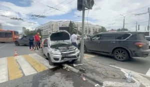 В Омске автомобиль наехал на толпу пешеходов