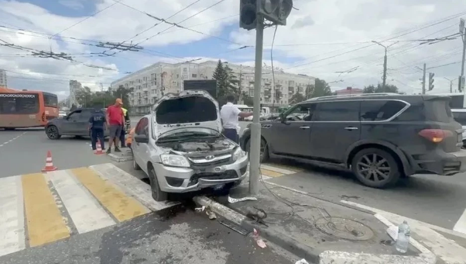 В Омске автомобиль наехал на толпу пешеходов