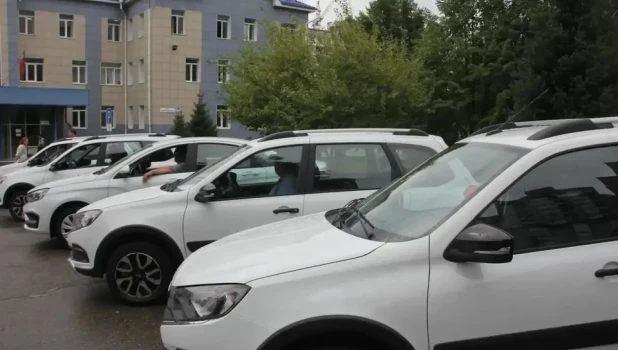 Больница и медучреждения на Алтае получили пять новых автомобилей