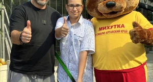 Барнаульский мальчик встретился с легендарным хоккеистом в Москве.