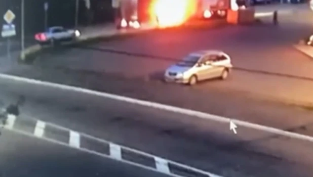 В Горно-Алтайске при тушении горящего грузовика взорвалось колесо