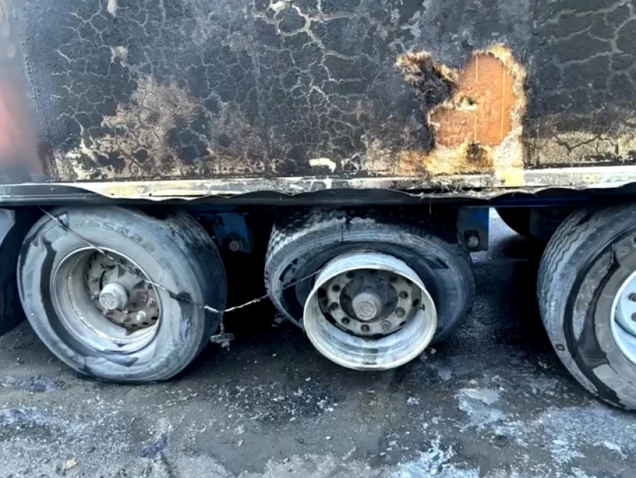 В Горно-Алтайске при тушении горящего грузовика взорвалось колесо