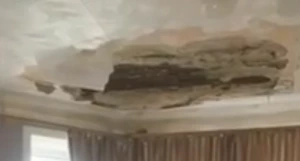 В барнаульской многоэтажке обвалилась штукатурка.